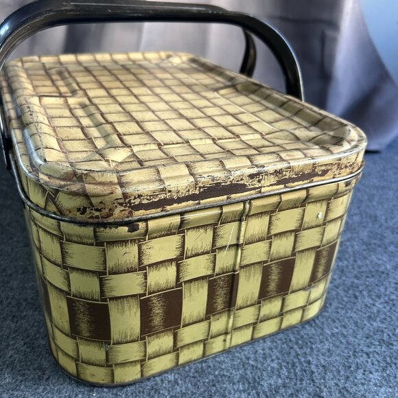 VTG METAL TIN TAN WOVEN WEAVE PATTERN PICNIC BASKET W/ HANDLES 13”x5”x 8.5” - Picture 14 of 16